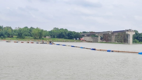 ভোলাহাটে মহানন্দা নদীতে নির্মাণাধীন সেতুর পাশ থেকে বালু উত্তোলন বন্ধে ১৪ কর্মকর্তাকে লিগ্যাল নোটিশ!