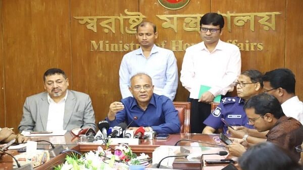 অস্ত্র উদ্ধারে তথ্যদাতাকে নগদ অর্থ পুরস্কার দেয়া হবে : স্বরাষ্ট্র উপদেষ্টা