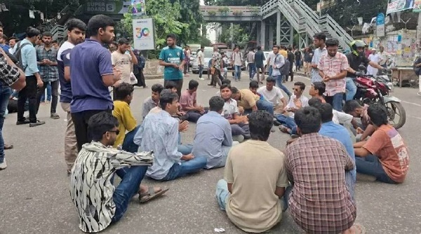 স্বতন্ত্র কাঠামোর দাবিতে তিতুমীর কলেজ শিক্ষার্থীদের বিক্ষোভ