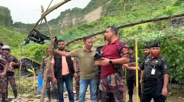 যৌথ অভিযানে টেকনাফের পাহাড়ে মানব পাচারকারীদের আস্তানা হতে ৮৪ জনকে উদ্ধার