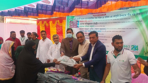 কুমিল্লার বরুড়ায় আলোকিত সময় নিউজ ২৪ ডটকম এর তৃতীয় বর্ষ পূর্তি উপলক্ষে অসহায় দরিদ্র ও দিন মজুর মানুষের মাঝে শীতবস্ত্র বিতরণ অনুষ্ঠিত