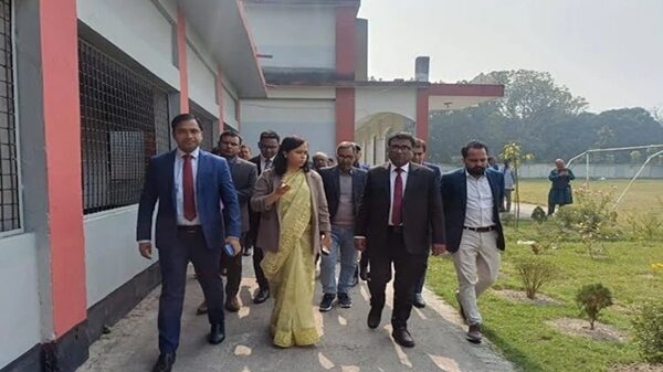 নাটোরে রিটার্নিং অফিসারের ভোট কেন্দ্র পরিদর্শন