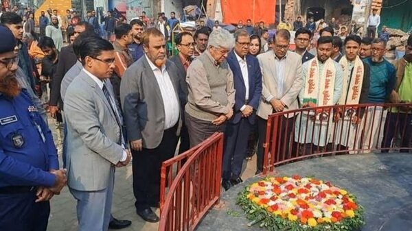 বগুড়ায় জুলাই স্মৃতিস্তম্ভ ও শহীদদের কবরে উপদেষ্টা আদিলুর রহমানের শ্রদ্ধা