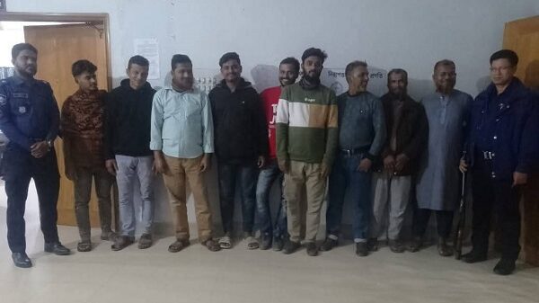 কুমিল্লা বুড়িচং নিমসার কাঁচাবাজারে সড়ক উপর ওপেন চাঁদাবাজি অভিযোগ ১১ জনকে গ্রেফতার করেছে কুমিল্লা ডিবি ও থানা পুলিশ