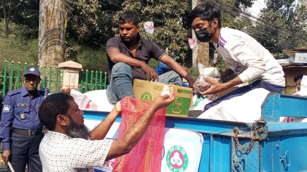 বগুড়ায় টিসিবির পণ্য বিক্রি