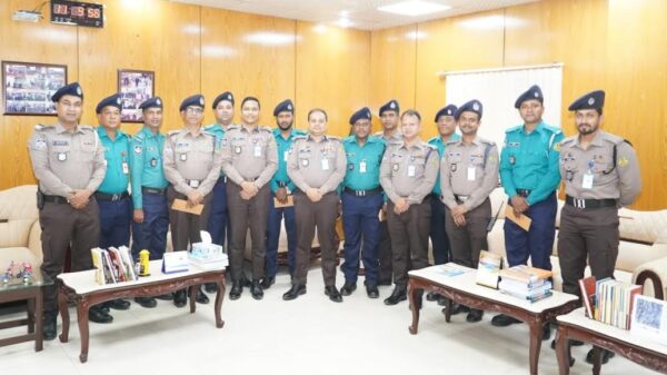 খুলনায় ইয়াবা উদ্ধার করে পুরস্কৃত হলেন ১১ পুলিশ সদস্য