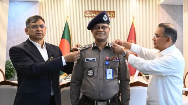 নতুন আইজিপির র‌্যাঙ্ক ব্যাজ পরিধান
