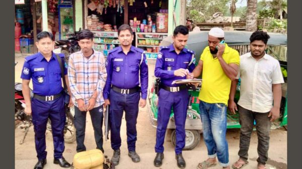 বুড়িচং থানার মাদক বিরোধী অভিযানে গ্রেফতার নেত্রকোনার মাদকব্যবসায়ী
