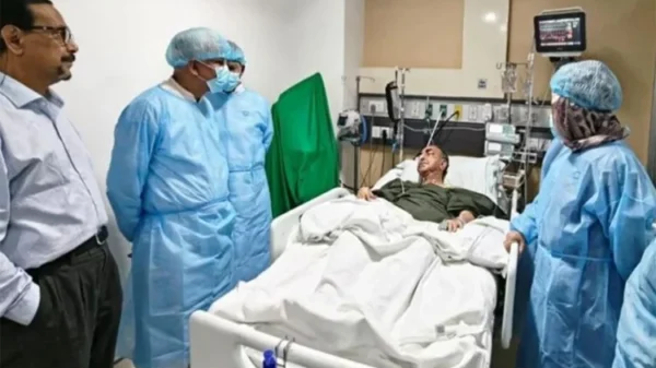 মির্জা আব্বাসকে দেখতে এভারকেয়ারে গেলেন মির্জা ফখরুল