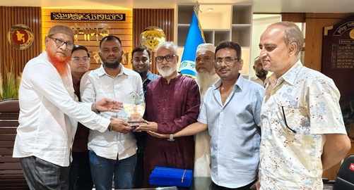 কুমিল্লা সিটি করপোরেশনের নবাগত প্রশাসককে কুমিল্লা রাইফেলস ক্লাবের শুভেচ্ছা ও সম্মাননা