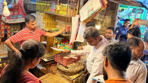 কুমিল্লায় নিষিদ্ধ পলিথিনবিরোধী মোবাইল কোর্ট, জরিমানা ও বিপুল পরিমাণ পলিথিন জব্দ