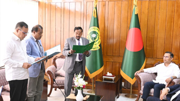 প্রধানমন্ত্রীর উপস্থিতিতে নবনির্বাচিত দুই এমপির শপথ গ্রহণ