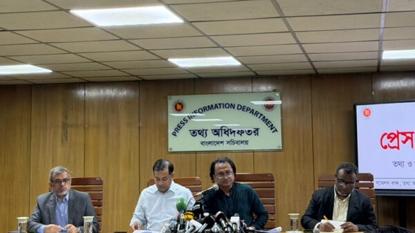 জ্বালানি তেলের পর্যাপ্ত মজুত রয়েছে; ‘প্যানিক বায়িং’ থেকে বিরত থাকার আহ্বান তথ্য উপদেষ্টার