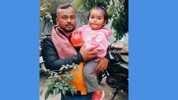বজ্রপাতে বাবার মৃত্যু, কোল থেকে ছিটকে বাঁচল মেয়ে