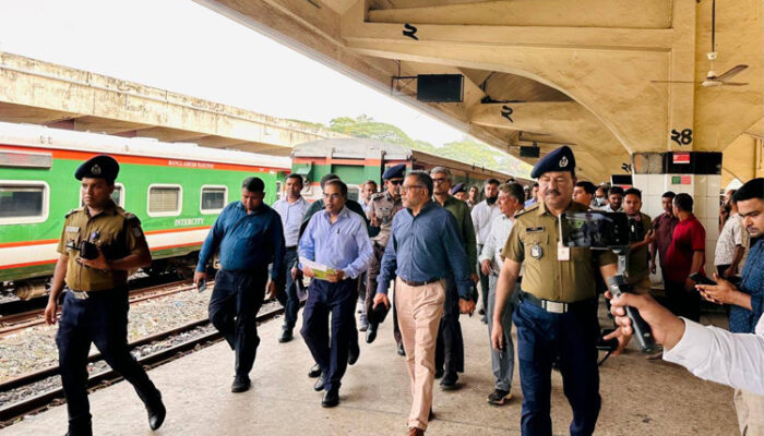 ঈদে নিরাপদ ট্রেনযাত্রা নিশ্চিতে ও ছাদে ভ্রমণ ঠেকাতে রেল সচিবের দিকনির্দেশনা
