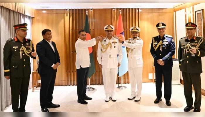 নবনিযুক্ত নৌপ্রধানকে র‌্যাঙ্ক ব্যাজ পরিয়ে দেন প্রধানমন্ত্রী